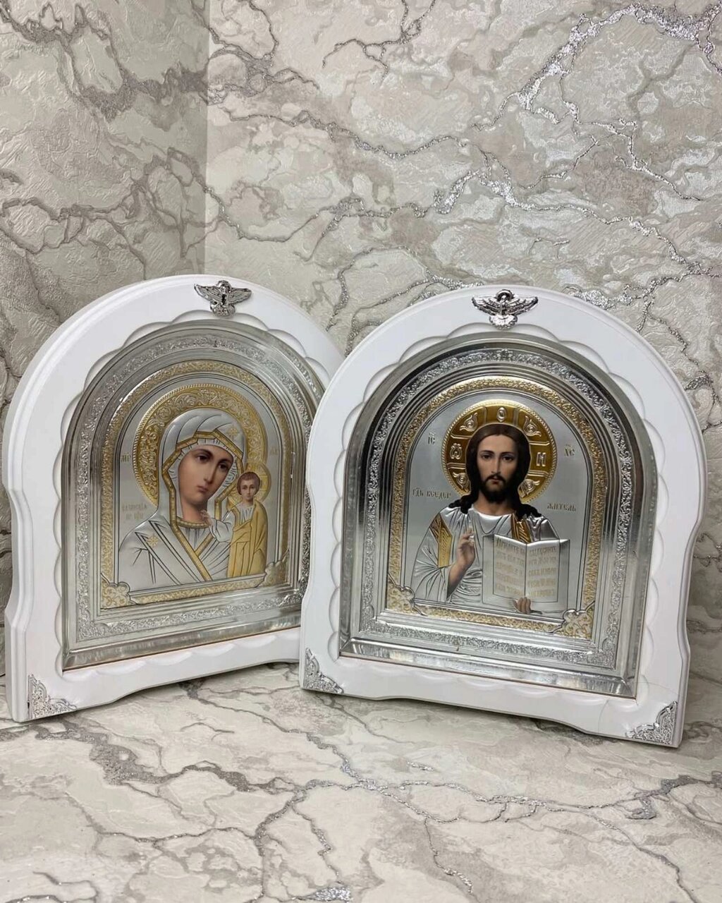 Ікони на весілля арочні в білих кіотах 23х28 см від компанії Крамниця "Покрова" - церковне начиння - фото 1