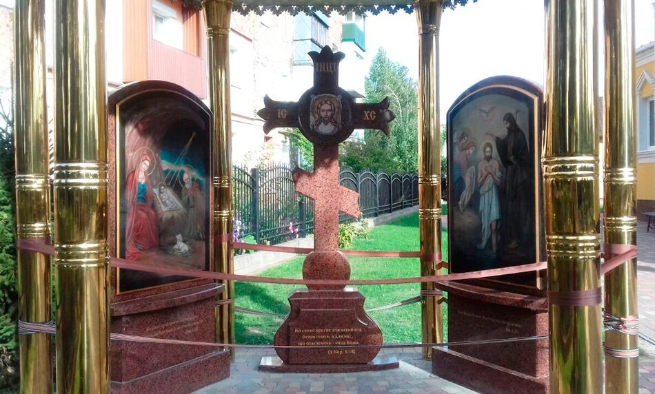 Ікони з каменю встановлені у каплиці в м. Нововолинськ від компанії Церковна крамниця "Покрова" - церковне начиння - фото 1