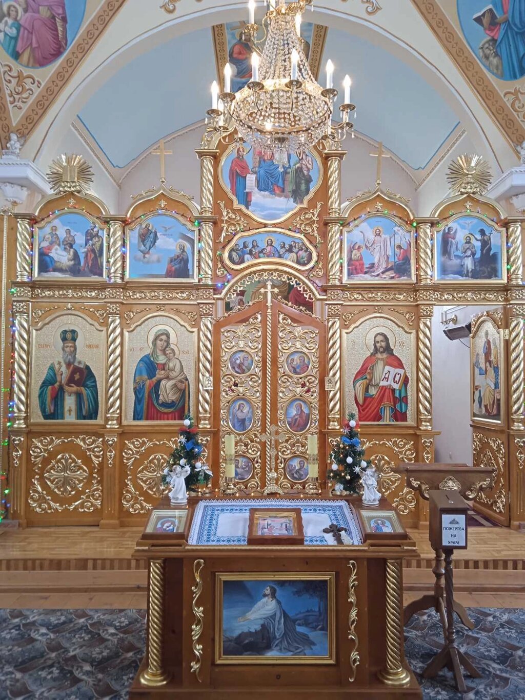 Іконостас у храмі, колір лак із позолотою фольгою (м. Стебник) від компанії Церковна крамниця "Покрова" - церковне начиння - фото 1
