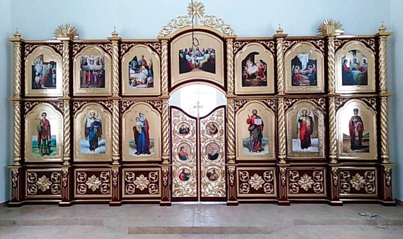 Іконостас у храмі, колір вишня з позолотою від компанії Церковна крамниця "Покрова" - церковне начиння - фото 1