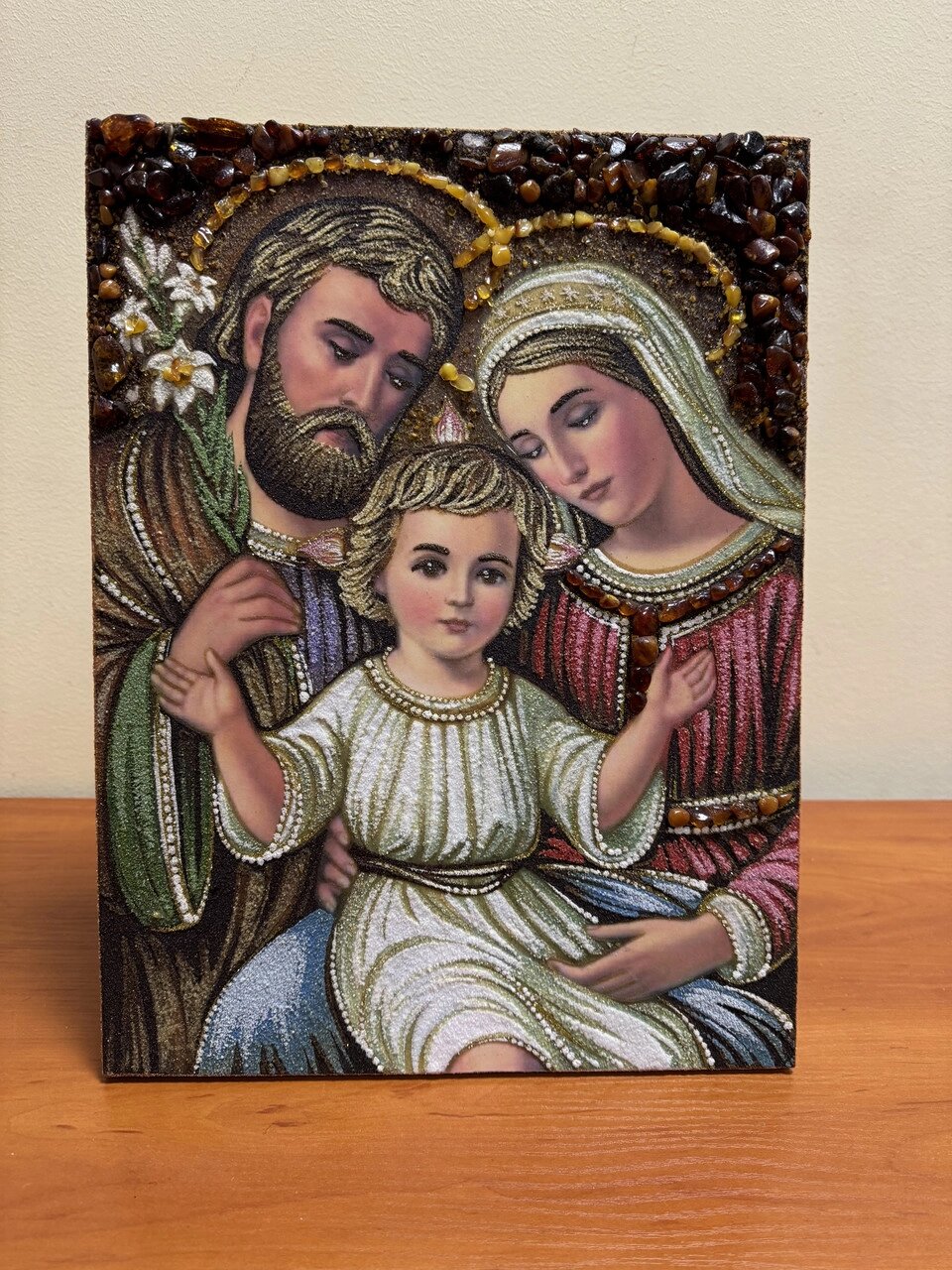 Картина з бурштину Святе Сімейство ікона 20х30 см від компанії Церковна крамниця "Покрова" - церковне начиння - фото 1
