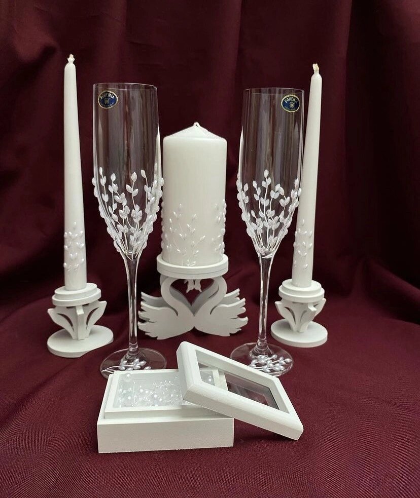 Комплект бокалів + підставки + конусні свічки + скринька для кілець від компанії Церковна крамниця "Покрова" - церковне начиння - фото 1