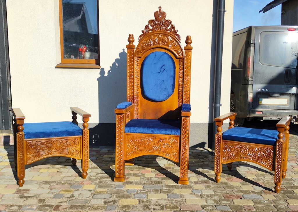 Комплект різьблений трон і два пуфи із дерева від компанії Церковна крамниця "Покрова" - церковне начиння - фото 1