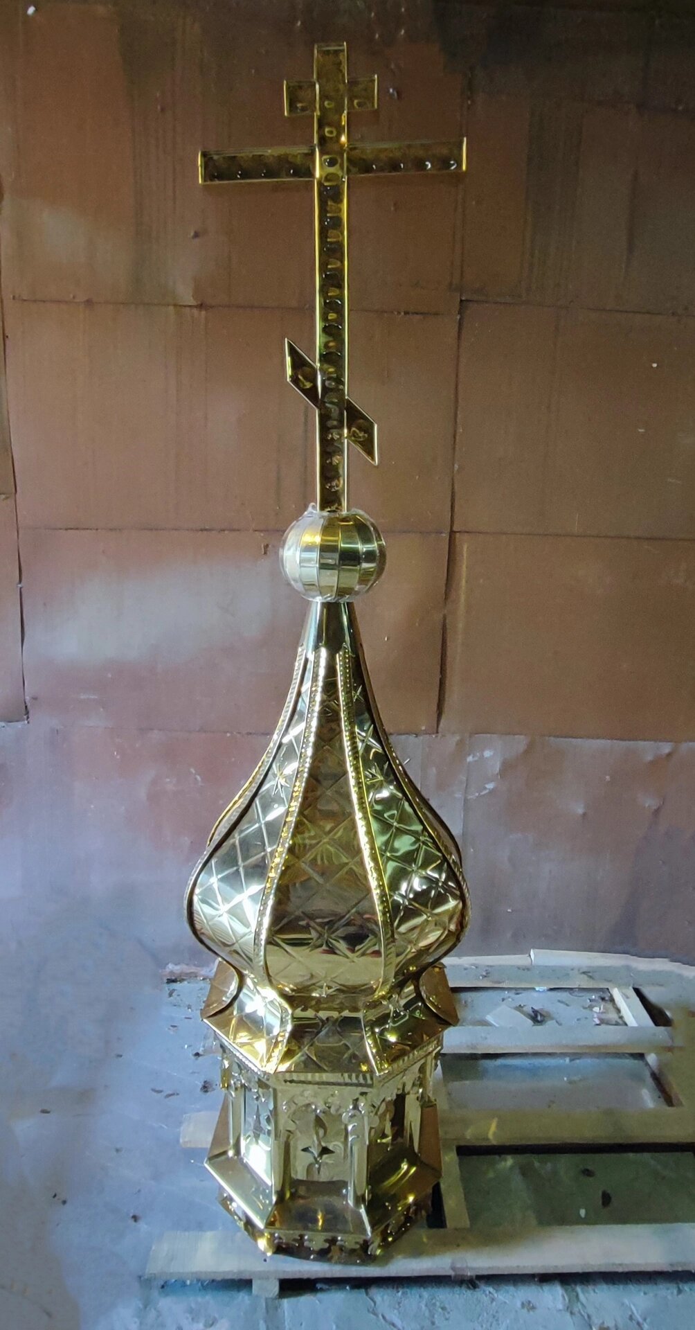 Купол з тисненням по нітрид титану під золото d/60cm від компанії Церковна крамниця "Покрова" - церковне начиння - фото 1