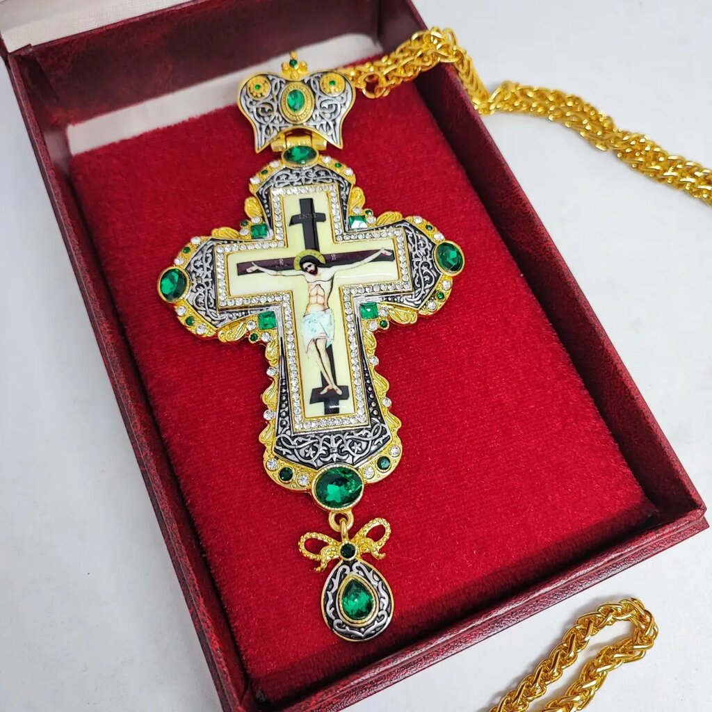 Наперсний хрест із зеленим камінням і золотою цепочкою від компанії Церковна крамниця "Покрова" - церковне начиння - фото 1