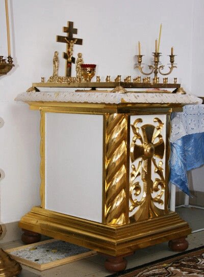 Невеликий стіл для панахиду з різьбленням и золочення від компанії Церковна крамниця "Покрова" - церковне начиння - фото 1