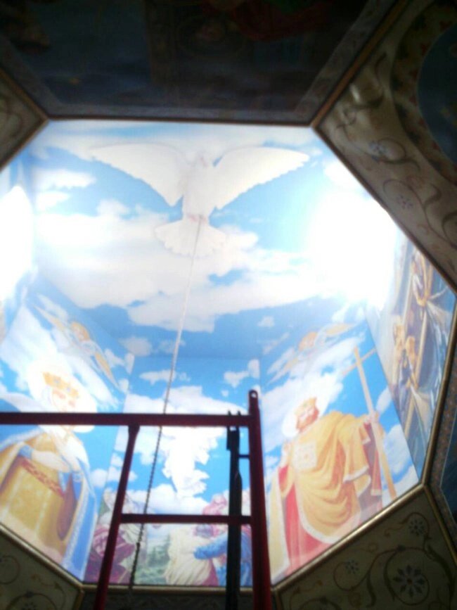 Образ Святого Духу на стелі храму - опис