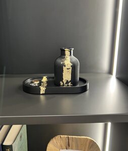 Підставка чорна з вазою з гіпса в комплекті (колір на вибір)