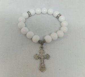 Гарний браслет із білим камінням і хрестом