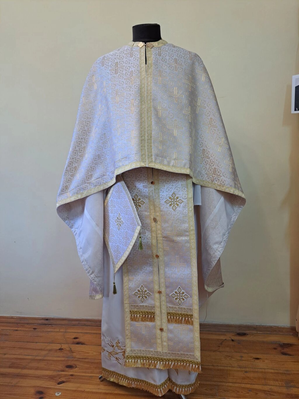 Одяг для священика - пошив на замовлення з парчі - огляд