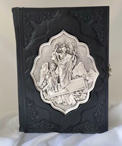 Євангеліє у шкірі з декором накладками. Розмір 22 * 15 * 4,5 см