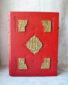 Євангеліє 21х28 см церковно-сл. мова, червона палітурка з латунними накладками
