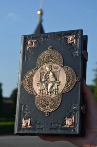 Євангеліє 21х28 см церковно-слов'янська мова, чорна палітурка з мідними накладками