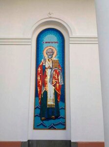 Велика ікона Миколая Чудотворця на фасаді