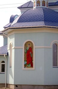 Ікона Св. Пантелеймона на фасаді храму з мозаїки