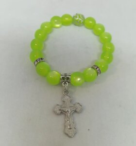 Красивий браслет із зеленим камінням і металевим хрестом