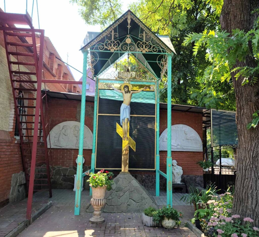 Поклонний хрест в капличці біля Михайлівського храму в Одесі (розмір 2 м) від компанії Церковна крамниця "Покрова" - церковне начиння - фото 1