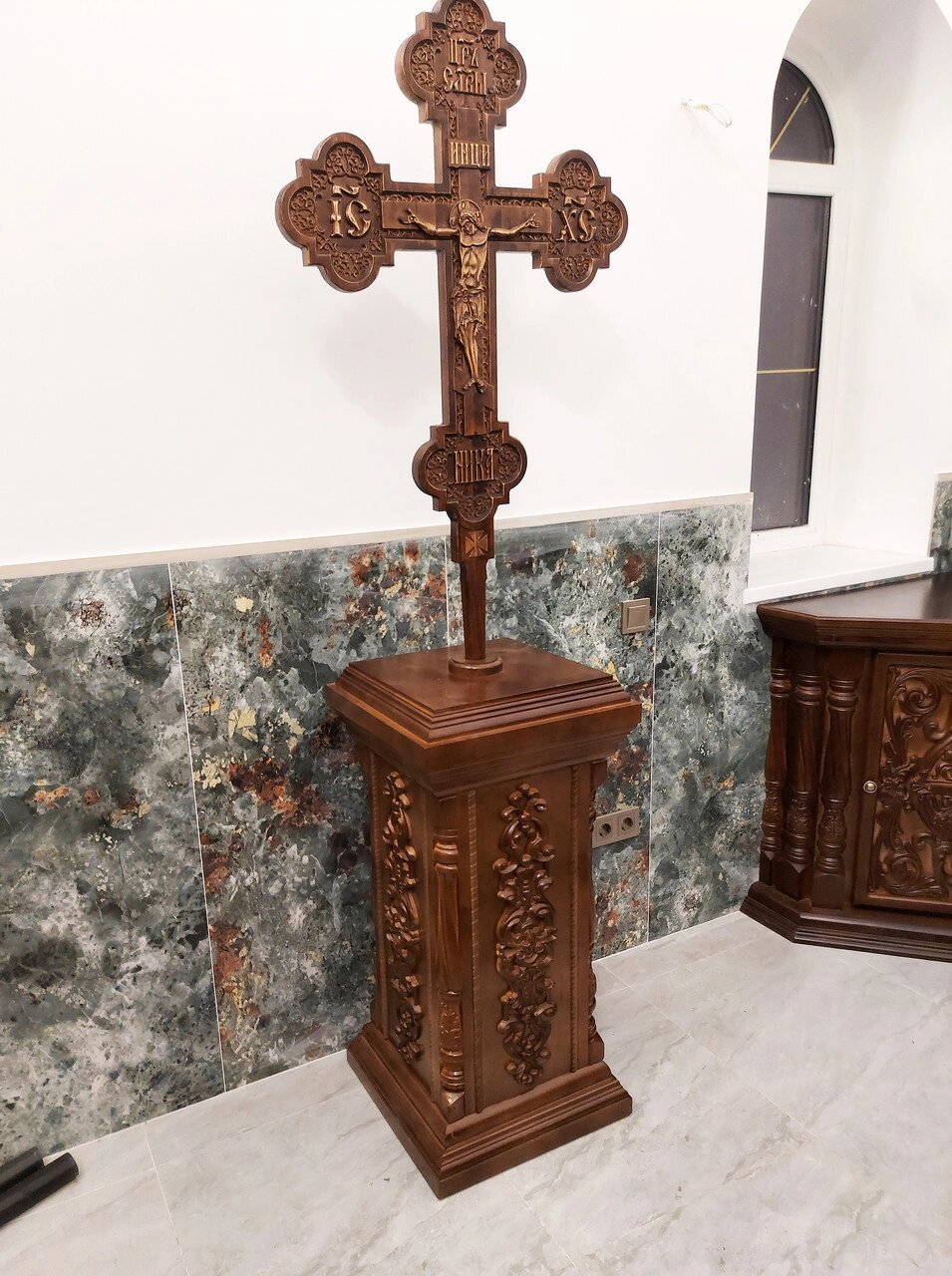 Різьблений хрест з тумбою підставкою (комплект) від компанії Церковна крамниця "Покрова" - церковне начиння - фото 1
