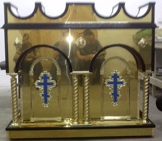 Свічковий стіл з булату з латунними колонами і хрестами від компанії Церковна крамниця "Покрова" - церковне начиння - фото 1