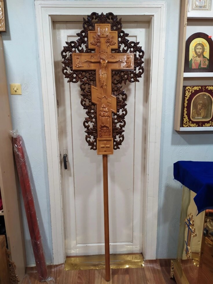 Виносний різьбленій хрест (вільха) 100х60см від компанії Церковна крамниця "Покрова" - церковне начиння - фото 1