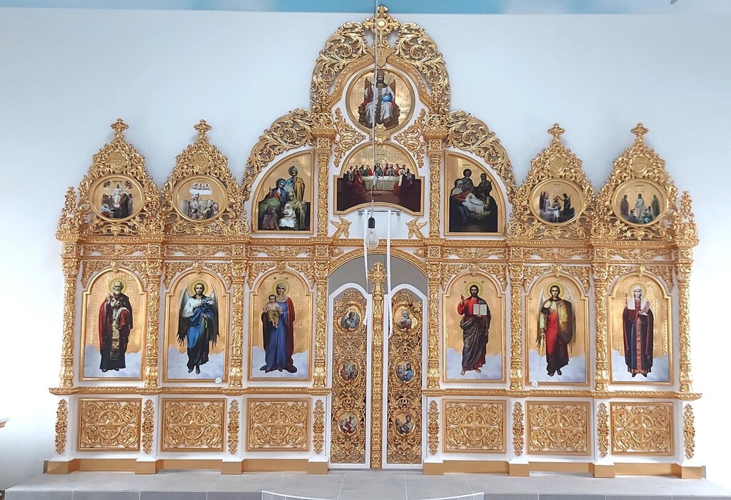 Золочений іконостас з рельєфною різьбою від компанії Крамниця "Покрова" - церковне начиння - фото 1