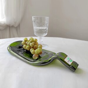 Скляна тарілка з сплюснутою винної пляшки для подачі сиру м'яса нарізок Mazhura скло зелений (mz719755)