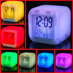 Цифрові світлодіодні годинник куб з ЖК-дисплеєм і будильником, з мінливими квітами, для зняття стрі
