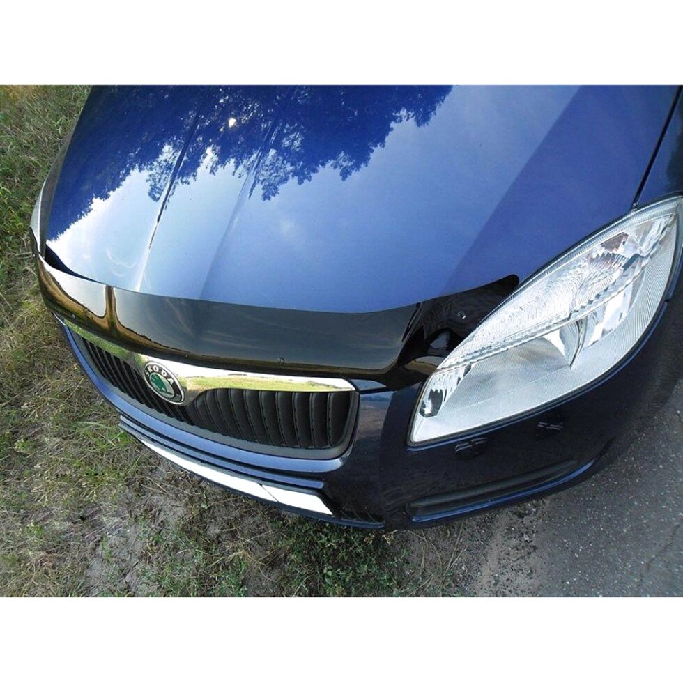 Дефлектор капота SIM Skoda Fabia II 2007-2010 темний (SSCFAB0712) від компанії Тюнінг і аксесуари для авто - фото 1