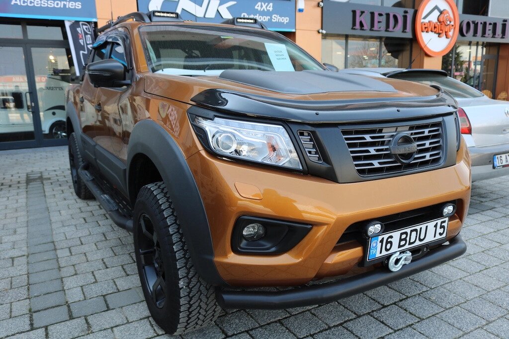 Дефлектор капоту (мухобойка) Nissan Navara/NP300 2016- від компанії Тюнінг і аксесуари для авто - фото 1