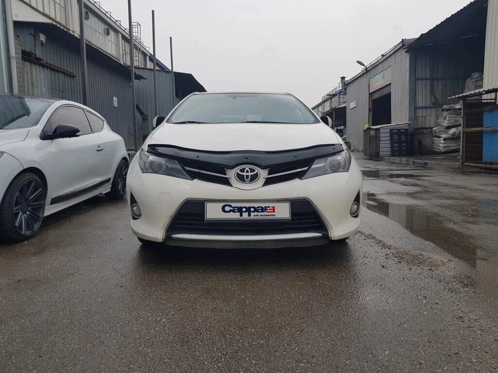 Дефлектор капоту (мухобойка) Toyota Auris 2012-2015 від компанії Тюнінг і аксесуари для авто - фото 1