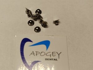 Кнопка лінгвальна кругла увігнута перфорована ApogeyDental Ціна за 1 шт.