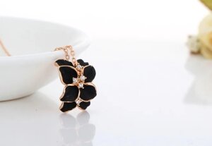 Кольє з підвіскою Primo Glory у формі квітів з чорними пелюстками та кристалами – Gold&Black