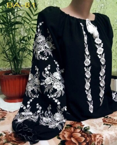 Святкова шифонова вишита жіноча блузка вишиванка з білими квітами на чорному фоні вишита сорочка вишиванка