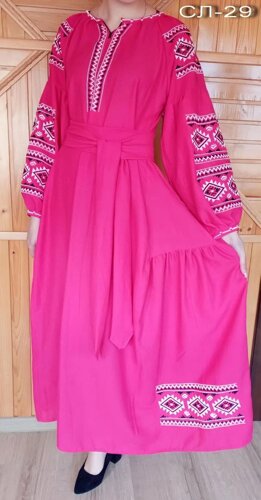 Рожеве льняне вишите жіноче плаття вишиванка з яскравим малюнком квітами жіноча сукня вишиванка