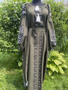 В стилі бохо довге вишите жіноче плаття-вишиванка колір хакі сукня вишиванка