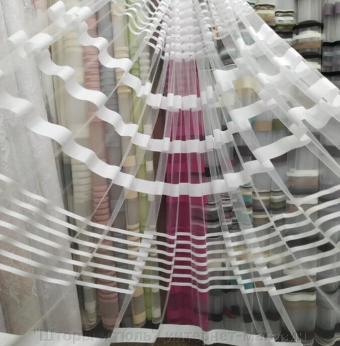 Тюль білого кольору в зал, сітка з смужками від компанії "Штори і тюль" інтернет-магазин - фото 1