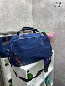 Синя - 43х30х18 см - дорожня сумка з додатковими кишенями та ремінцем для чіпляння сумки на ручку валізи - розмір S