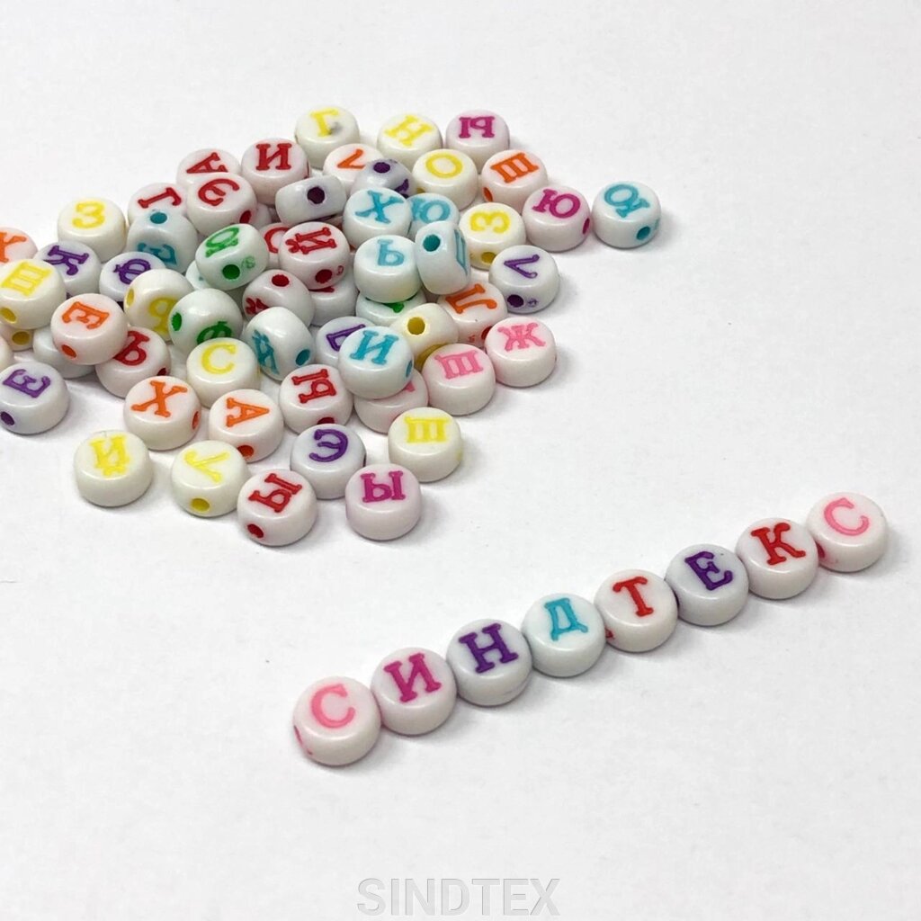 (20 г) Пластикові намистини плоскі - алфавітка 6x3 мм (пр. 150 шт.) - Білий Мікс від компанії SINDTEX - фото 1