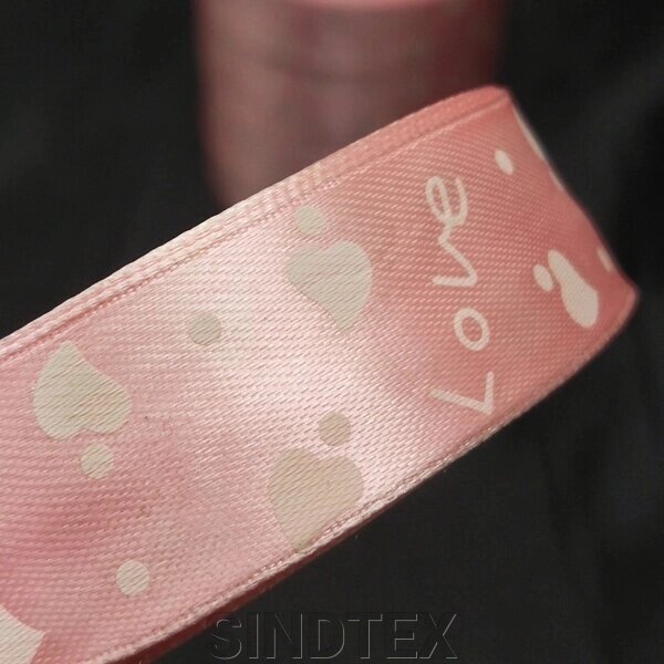 Атласна стрічка рожева "Love" 2,5 см (23 м) "Sindtex" (АЛР2-005) від компанії SINDTEX - фото 1