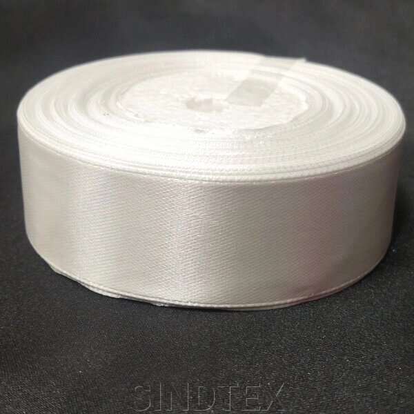 Біла стрічка атласна 2,5 см (23 м) "Sindtex" (АЛ2-001) від компанії SINDTEX - фото 1