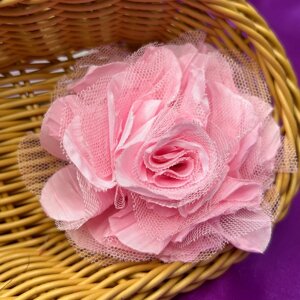 Брошка квітка з фатином 8 см, тканина - ніжно рожевий