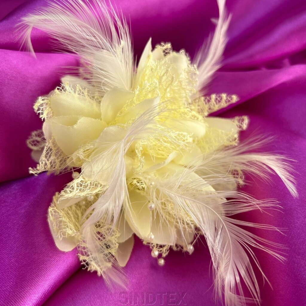 Брошка-гумка квітка з пір'ям 9 см, тканина - світло жовтий від компанії SINDTEX - фото 1