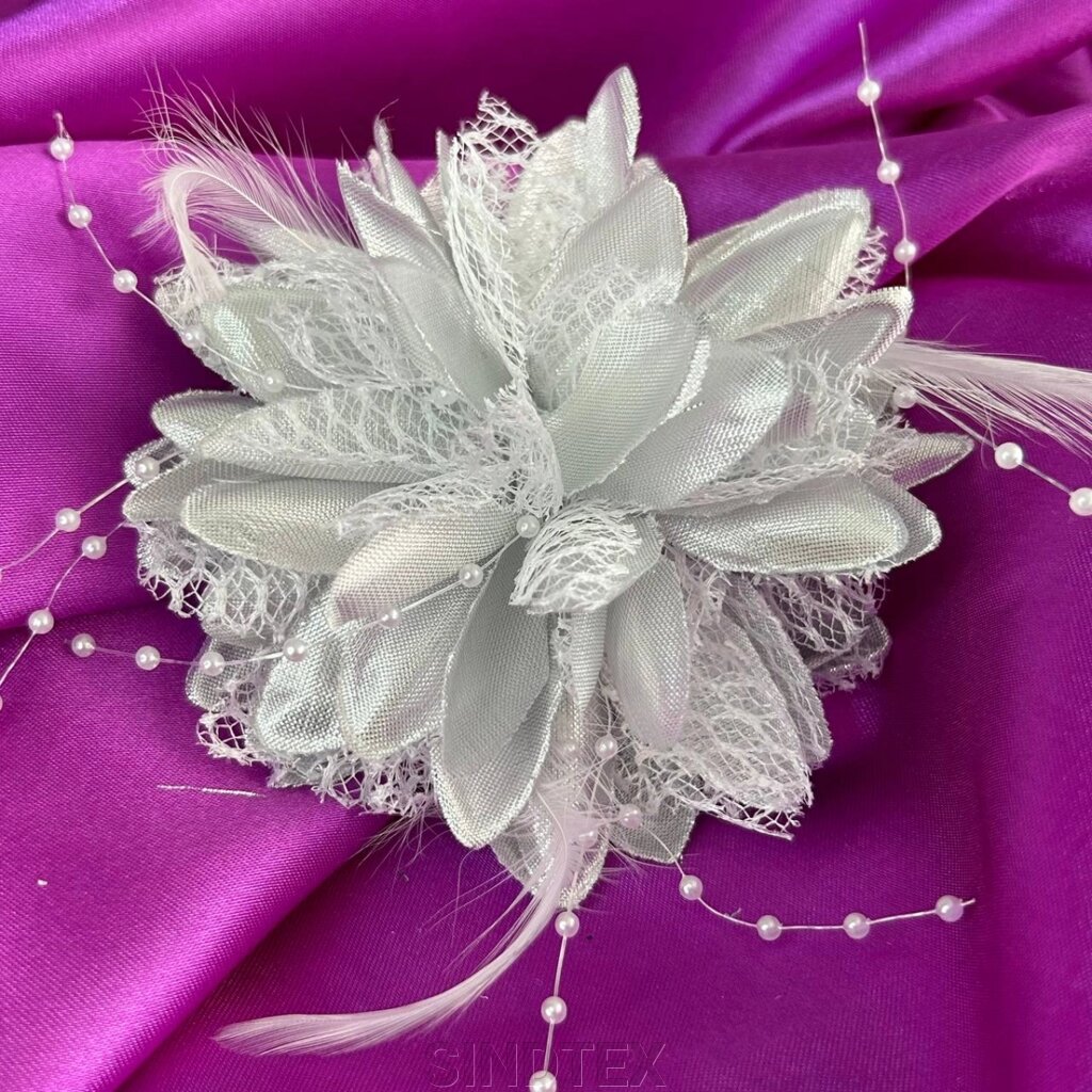 Брошка квітка з пір'ям 9 см, тканина - білий зі сріблом від компанії SINDTEX - фото 1