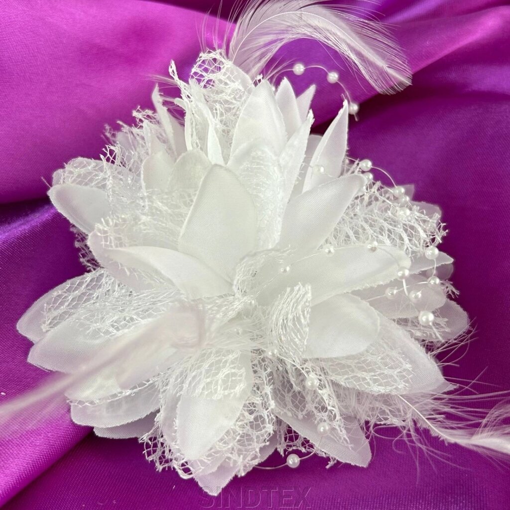 Брошка квітка з пір'ям 9 см, тканина - білий від компанії SINDTEX - фото 1