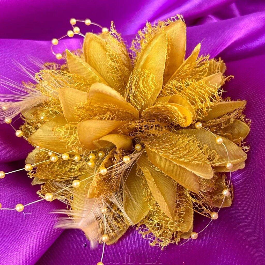 Брошка квітка з пір'ям 9 см, тканина - гірчичний від компанії SINDTEX - фото 1
