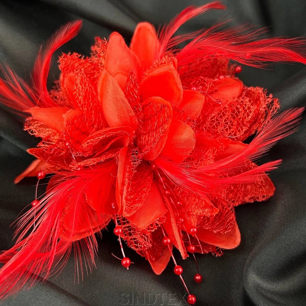 Брошка-резинка квітка з пір'ям 9 см, тканина - червоний від компанії SINDTEX - фото 1