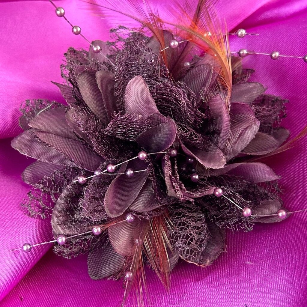 Брошка-резинка квітка з пір'ям 9 см, тканина - фіолетова від компанії SINDTEX - фото 1