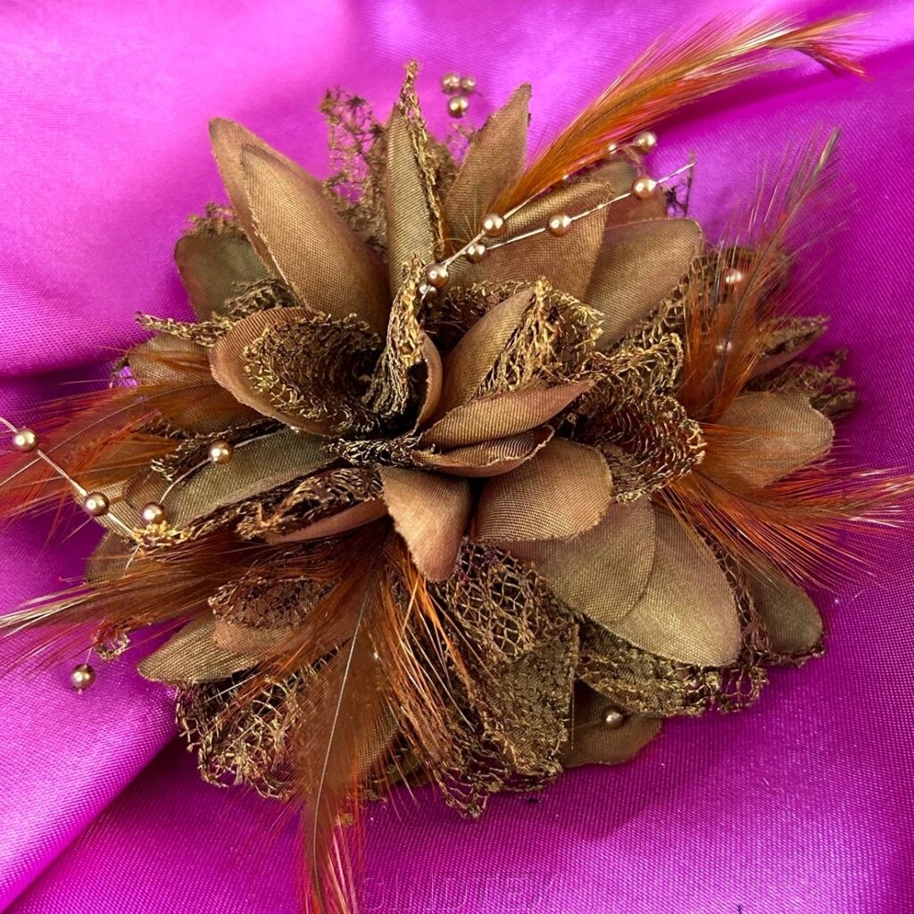 Брошка-резинка квітка з пір'ям 9 см, тканина - коричневий від компанії SINDTEX - фото 1