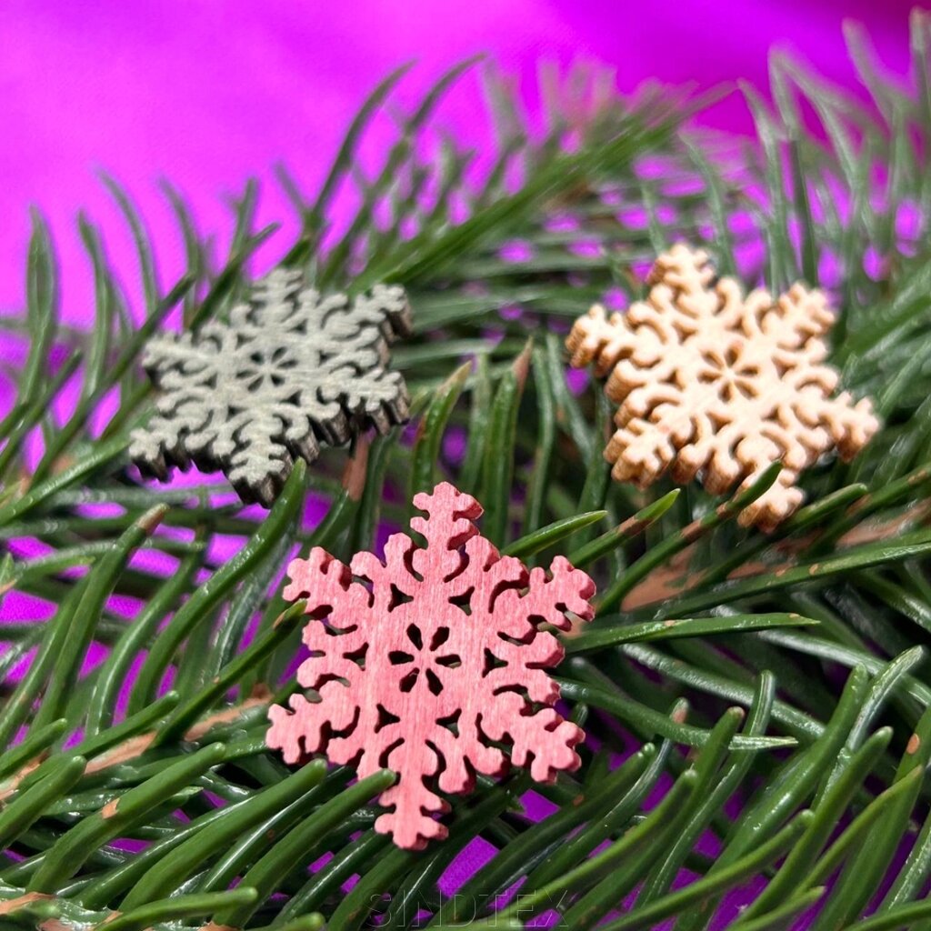 Дерев'яний декор новорічний "Сніжинки" 2 см рожевий мікс- 35 шт/уп від компанії SINDTEX - фото 1
