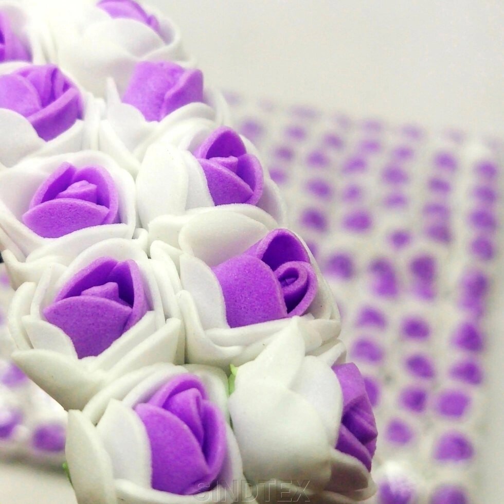 Двоколірні трояндочки з фоамірану (144 шт) Фіолетовий з білим від компанії SINDTEX - фото 1